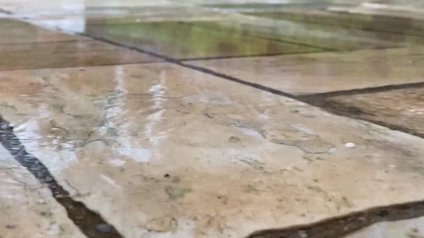 Langsamer Bewegung Fallen Regentropfen Vom Himmel Über Einen Steinboden Rund — Stockvideo