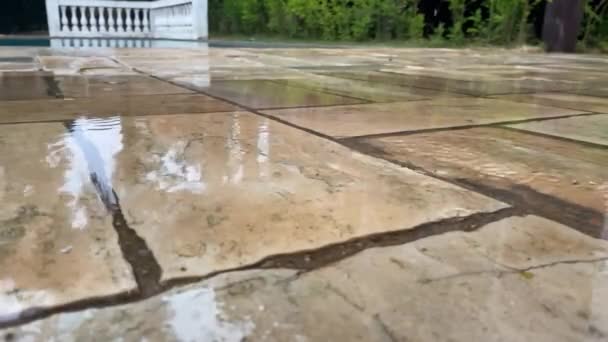 Dešťové Kapky Padající Oblohy Kamennou Podlahu Kolem Bazénu Shot 240 — Stock video