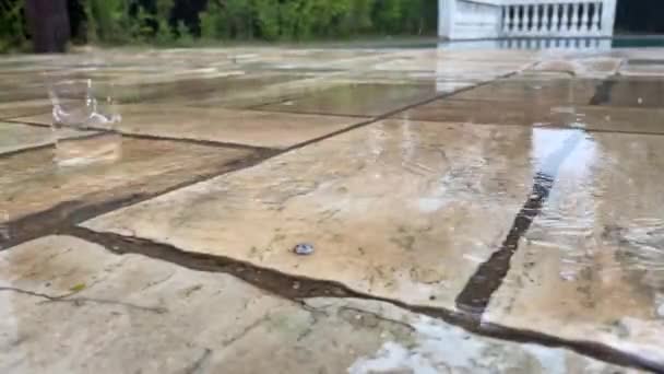 Eső Cseppek Hullanak Égből Egy Kőpadló Felett Medence Körül 240 — Stock videók