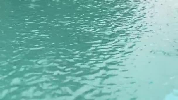 Movimento Lento Gotas Chuva Caindo Céu Sobre Uma Piscina Tiro — Vídeo de Stock