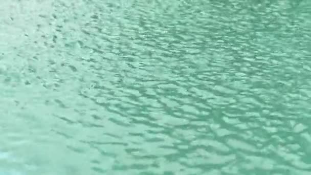 Lento Movimiento Gotas Lluvia Cayendo Del Cielo Sobre Una Piscina — Vídeos de Stock