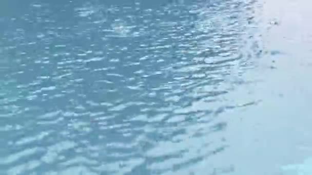 Gotas Lluvia Cayendo Del Cielo Sobre Una Piscina — Vídeos de Stock