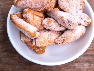 Donmuş kızarmış tavuk kanadı bazı parçaları aşçı için hazırlamak