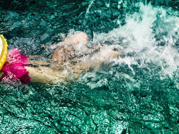Crianças Estão Nadando Piscina — Fotografia de Stock