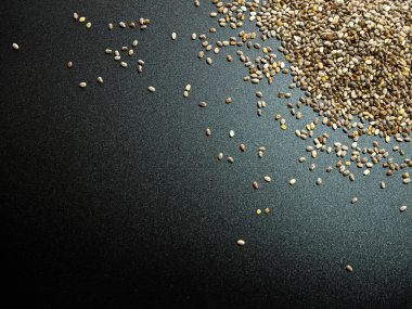 Chia tohum koyu arka plan üzerinde ışık