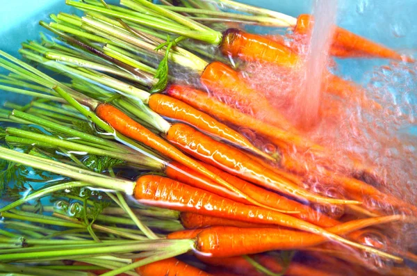 Приготуйтеся Приготування Їжі Замочіть Моркву Мисці Водою Промийте Бризкою Водою — стокове фото