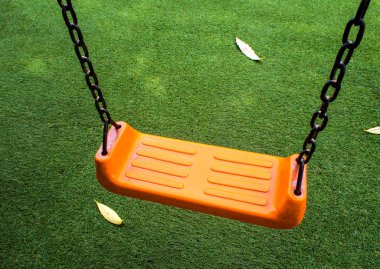 Suni çim üzerinde salıncak koltuk