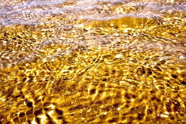 Elmélkedés Napfény Mozgó Tengeri Víz Felszíni Homokos Strand Tenger Hullám — Stock Fotó