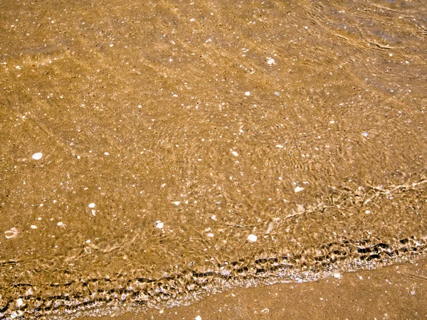 砂浜のビーチに動き海の表面の光の反射 — ストック写真