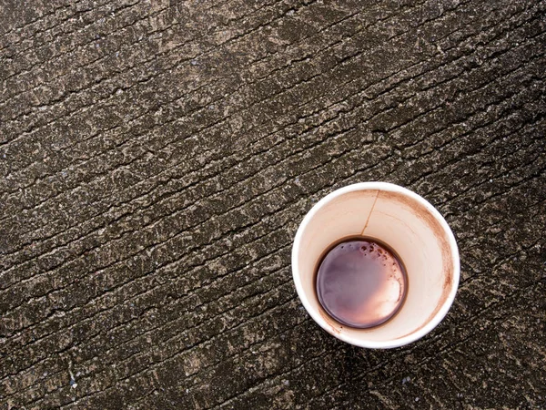 Kaffeefleck Boden Einer Papptasse Die Auf Dem Betonboden Zurückgelassen Wurde — Stockfoto