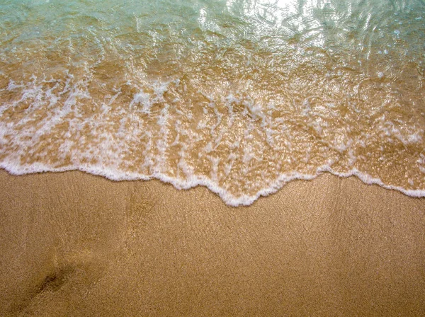 Bílé Bublinkové Vlny Moře Jemný Písek Pláži — Stock fotografie