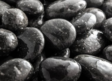 Islak zeminde siyah dere taşı yüzey şelale yanında