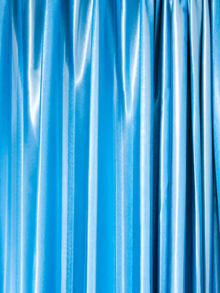 部屋のカーテンの明るい 光沢のある青の色 — ストック写真