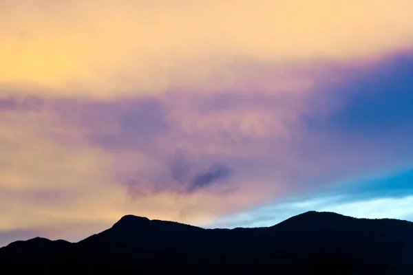 Akşam Vakti Dağların Üzerinden Renkli Bir Gökyüzü — Stok fotoğraf
