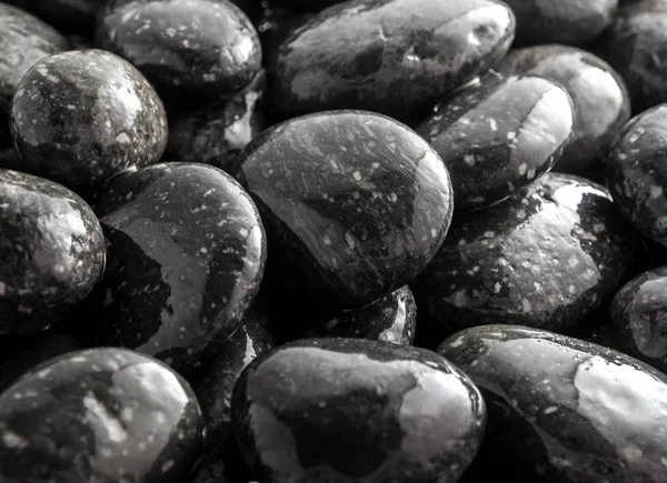 Islak zeminde siyah dere taşı yüzey şelale yanında