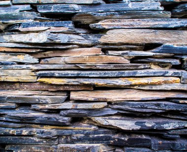 Tortul taştan örtüşmesini duvarları yapılmış