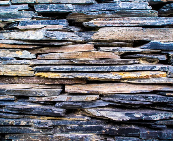 Tortul taştan örtüşmesini duvarları yapılmış