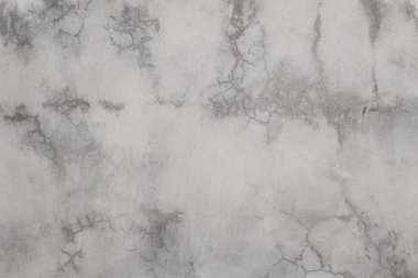 Çatlaklar ve lekeler cilalanmış beton duvarın yüzeyinde