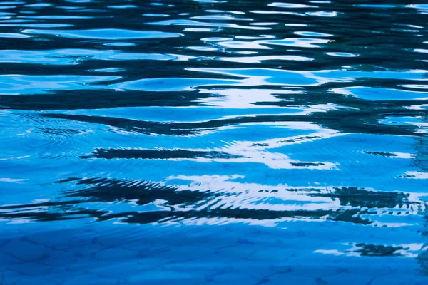 Reflexão Céu Superfície Água Movimento Piscina — Fotografia de Stock