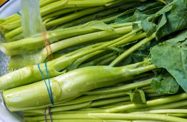 Tay Morning glory ve Çince lahana suda yıkayın