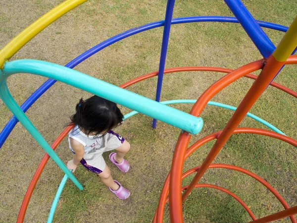 Menina Solitária Sentar Clamber Jogador Parque Infantil — Fotografia de Stock