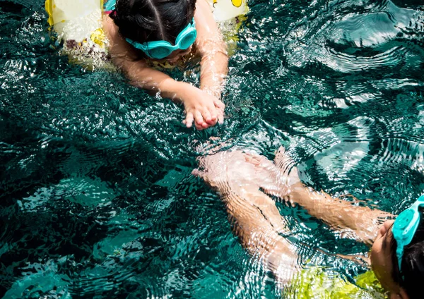 Irmão Instruiu Sua Irmã Nadar Piscina — Fotografia de Stock