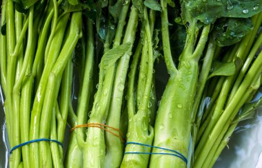 Tay Morning glory ve Çince lahana suda yıkayın