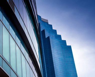 Güneş ışığı yansıtmak modern binanın camına