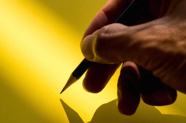 Mens Hand Met Potlood Schrijven Het Papier Schaduw — Stockfoto