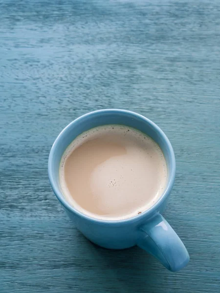 Mjölk Kaffe Blå Kopp Pastellblå Trägolv — Stockfoto
