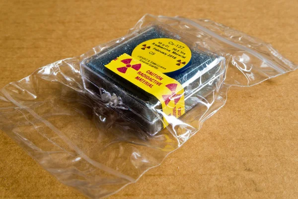 プラスチックパッケージ中の小さなセシウム放射性物質 — ストック写真