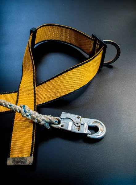Gancho Cuerda Con Cinturón Amarillo Equipo Seguridad — Foto de Stock