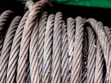 Eski askı kablosu, 4 x 4 araba önünde elektrikli vinç