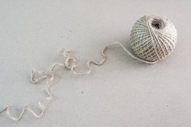 Kraft kağıt doku arka planında rulo halinde kahverengi doğal kenevir kablosunun dokusu