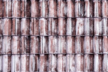 Eski kırmızı kiremit çatı