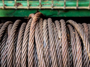 Eski askı kablosu, 4 x 4 araba önünde elektrikli vinç