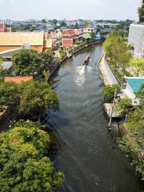 Bangkok kanalda uzun kuyruk tekne