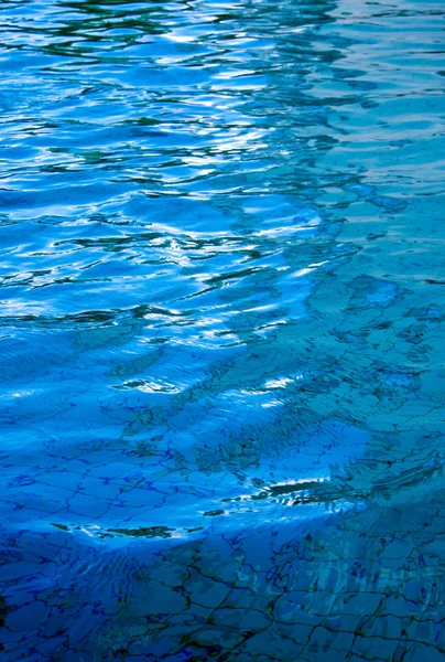 Riflessione Del Cielo Sulla Superficie Dell Acqua Movimento Nella Piscina — Foto Stock