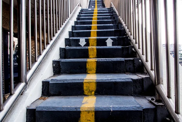 Желтая Линия Стрелка Направления Окрашены Бетонной Лестнице Эстакады — стоковое фото