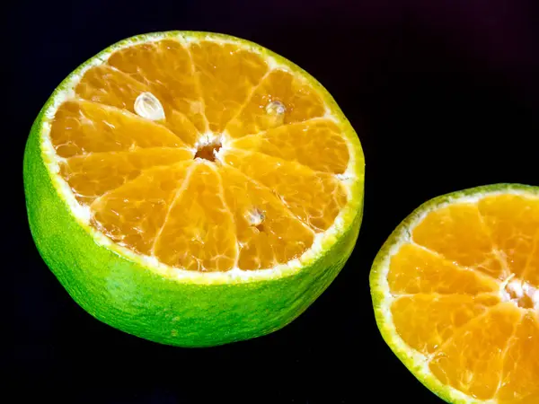 Mandarine Orange Wurde Innen Auf Orangefarbenes Fruchtfleisch Aufgeschnitten — Stockfoto