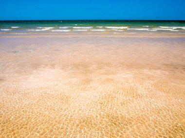 Sahilde deniz dalgasının kabarcık