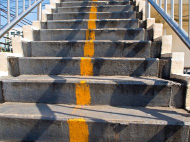 Beton merdiven Üstgeçit üzerinde sarı çizginin