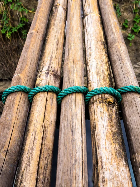 Cravate Bambou Séché Avec Corde Nylon Vert Comme Petit Pont — Photo