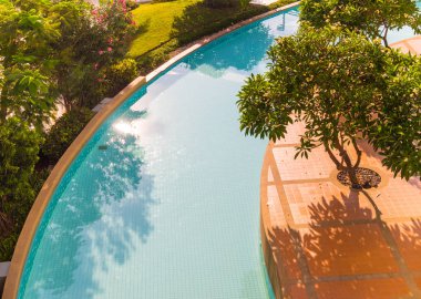 Havuz ve park relax, yüksek katlı binadan görüntülemek
