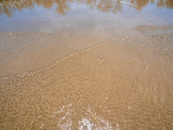 砂浜のビーチに動き海の表面の光の反射 — ストック写真