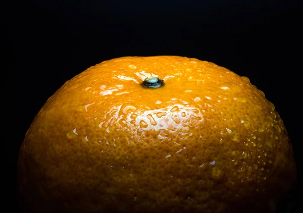 Nahaufnahme Von Wassertropfen Auf Glänzender Frischeoberfläche Orange Auf Schwarzem Hintergrund — Stockfoto