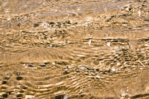 移動海の太陽光の反射水の表面が 砂のビーチと海の波 — ストック写真