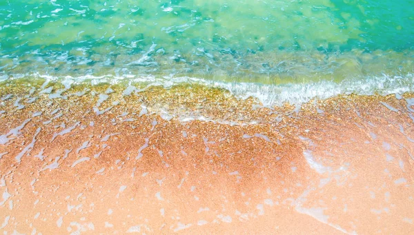 ฟองน าและน าใสของทะเลและคล นบนชายหาด — ภาพถ่ายสต็อก