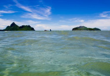 Geniş düzeyde su yüzey hareketi deniz ve ada mavi gökyüzü arka plan ile görmek