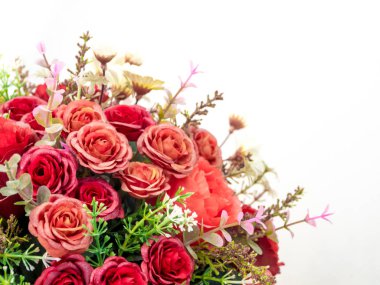 Yapay çiçek buketinde plastik güller